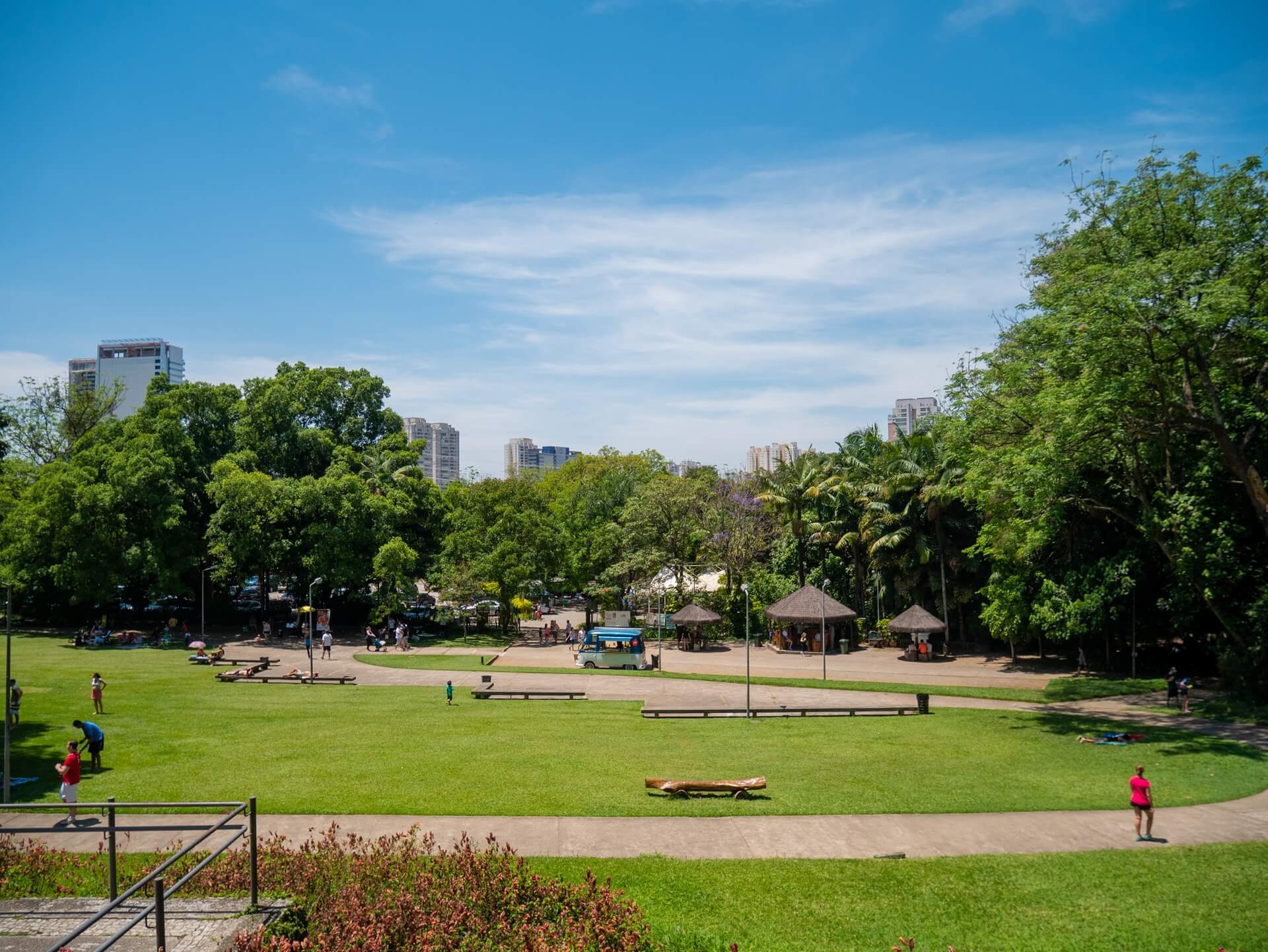 Parque em S?o Paulo. Pessoas no parque em um dia ensolarado